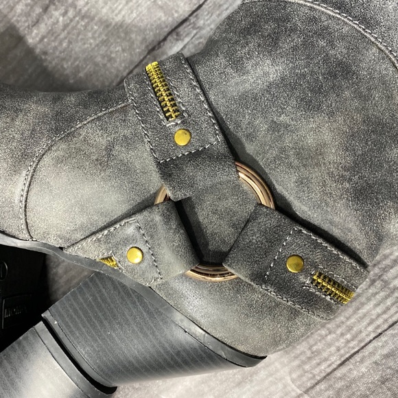 ⭐️Mo Mo grey distressed harness boots - Picture 3 of 9
